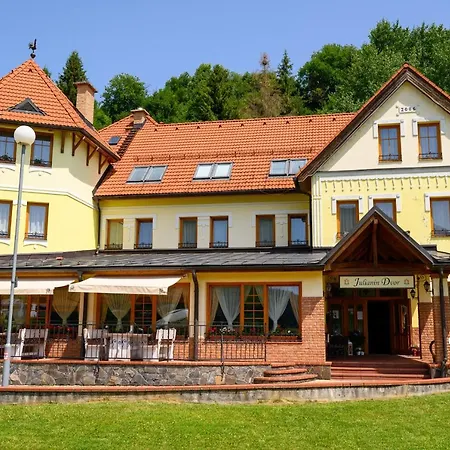 Julianin Dvor 3*