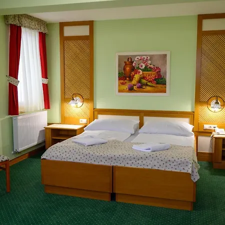 Hotel Julianin Dvor 3*